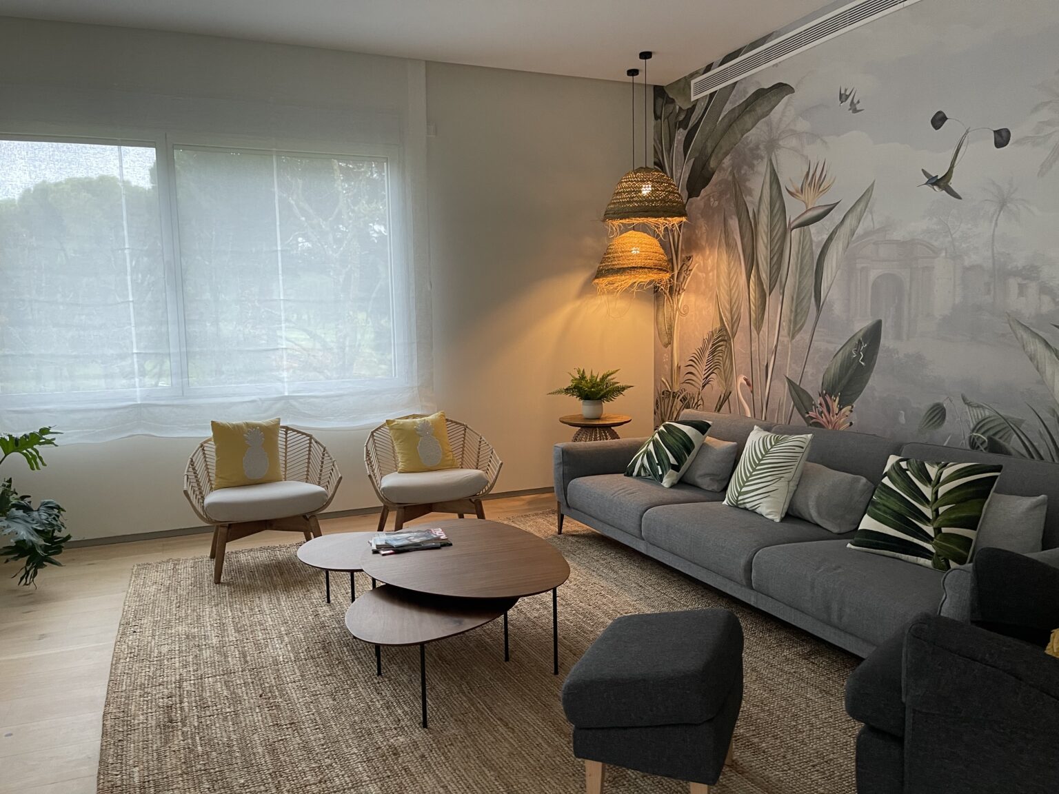 Espacio abierto que conecta salón y comedor, diseñado para inspirar y funcionar.